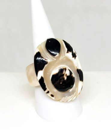Large black cream oval ring vintage