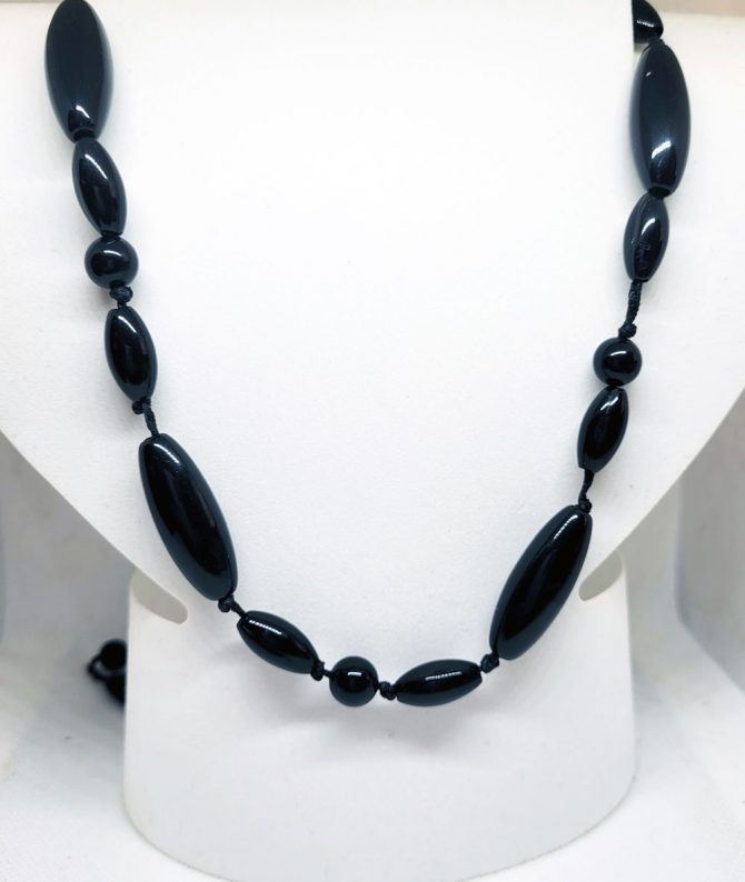 Black oval bead necklace