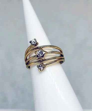 Gold strand diamante ring