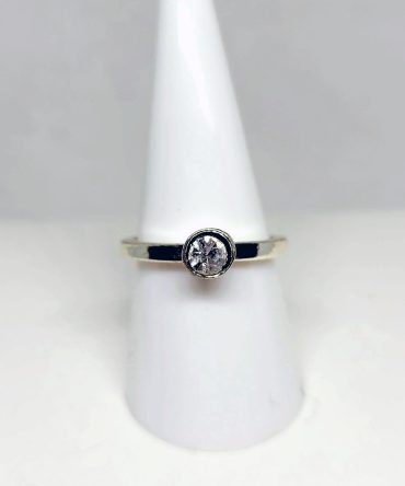 Clear stone silver ring