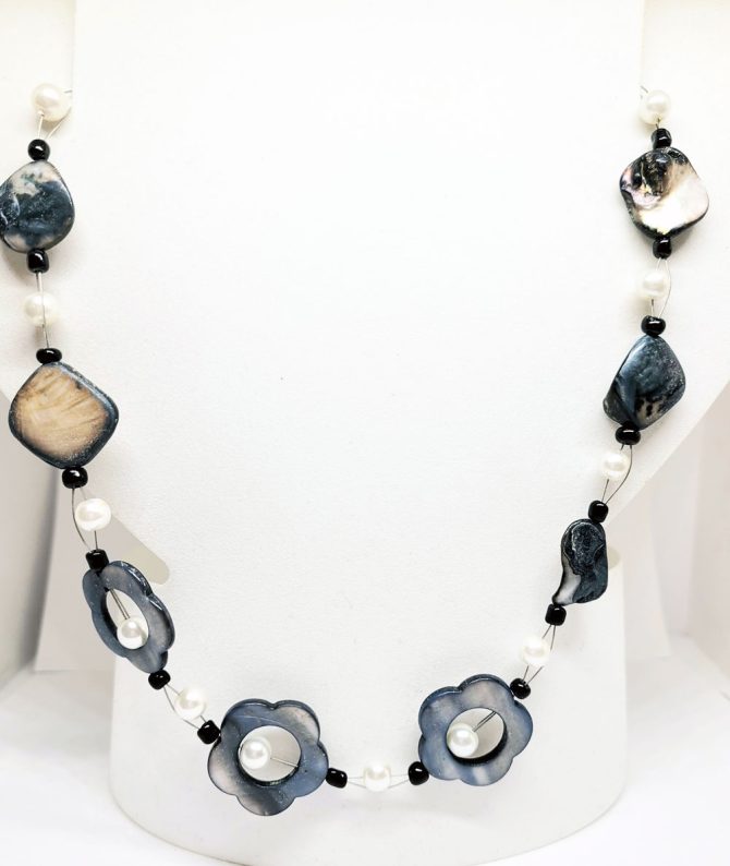 Pearl bead flower necklace