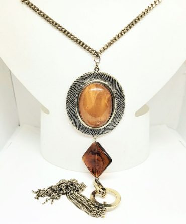 Gold amber pendant necklace