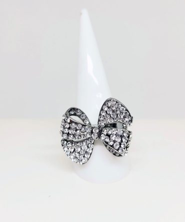 Bow clear stone silver ring