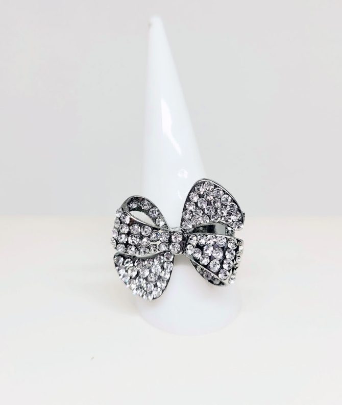 Bow clear stone silver ring