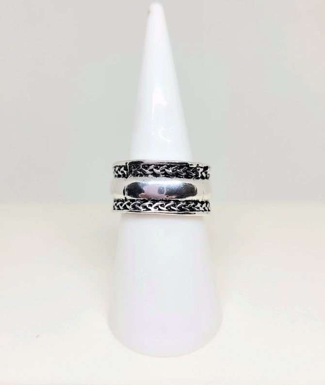 Silver pattern band ring