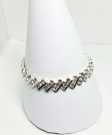 Crystal slanted bracelet