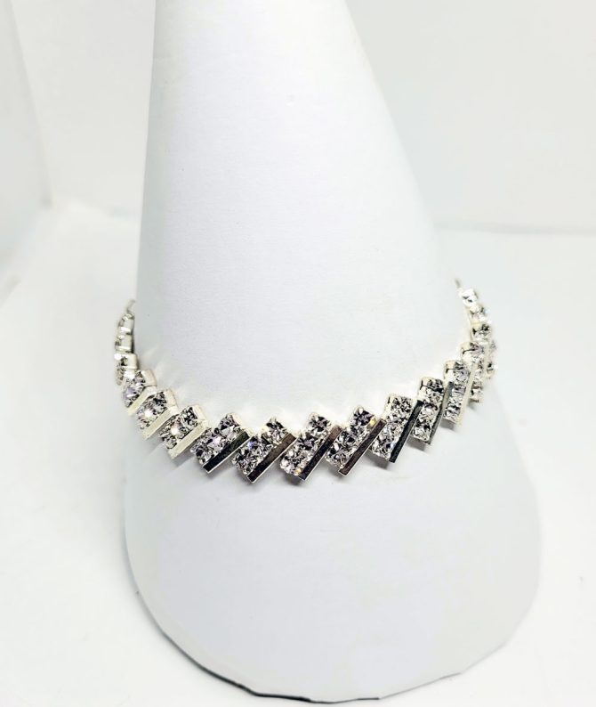 Crystal slanted bracelet