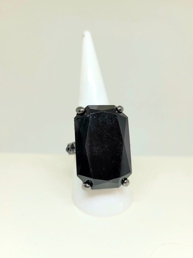 Black oblong ring