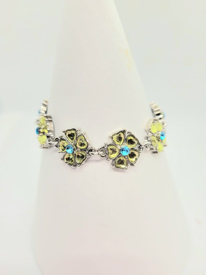 Green flower bracelet