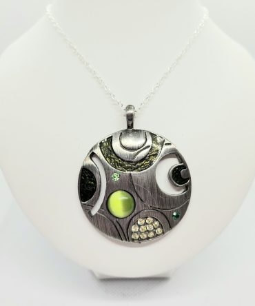 Green pattern disc necklace