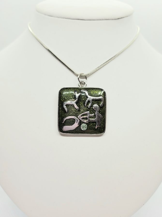 Green pattern square necklace
