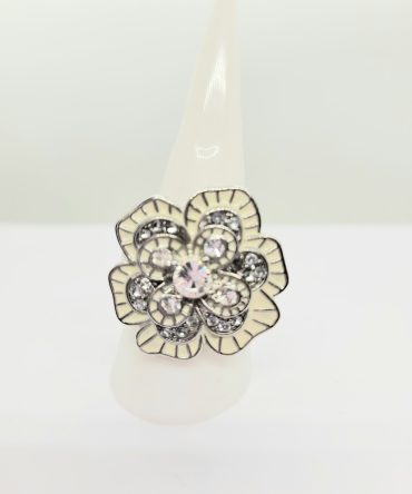 Cream flower gem ring