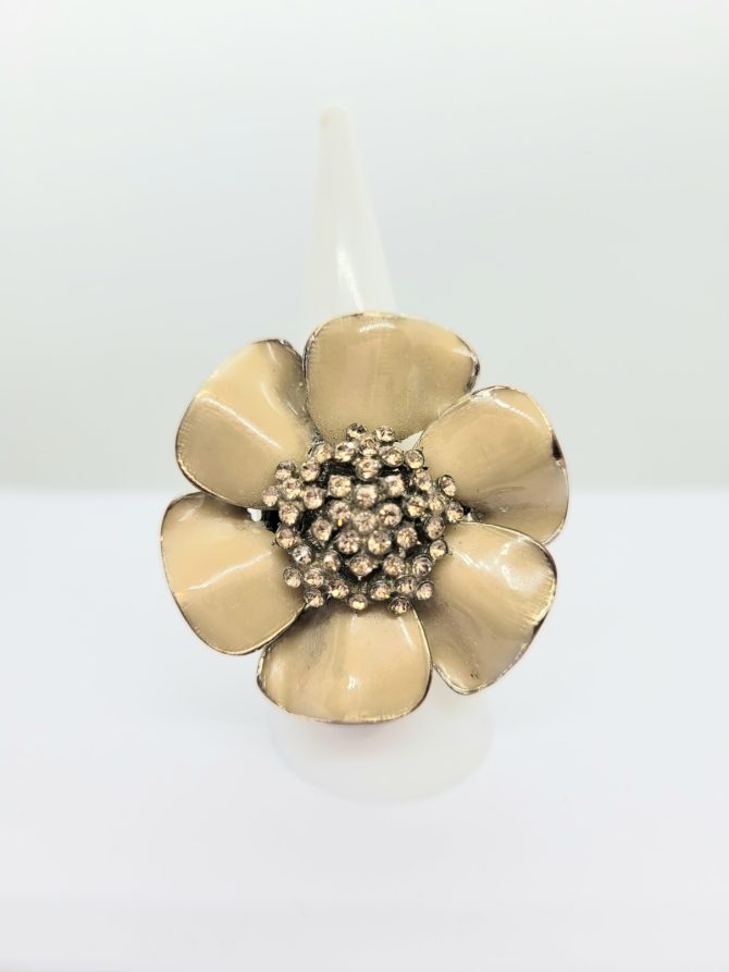 Beige flower gem ring vintage
