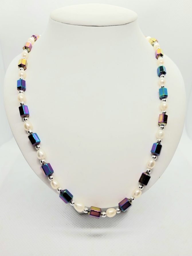 Multicoloured bead pearl necklace