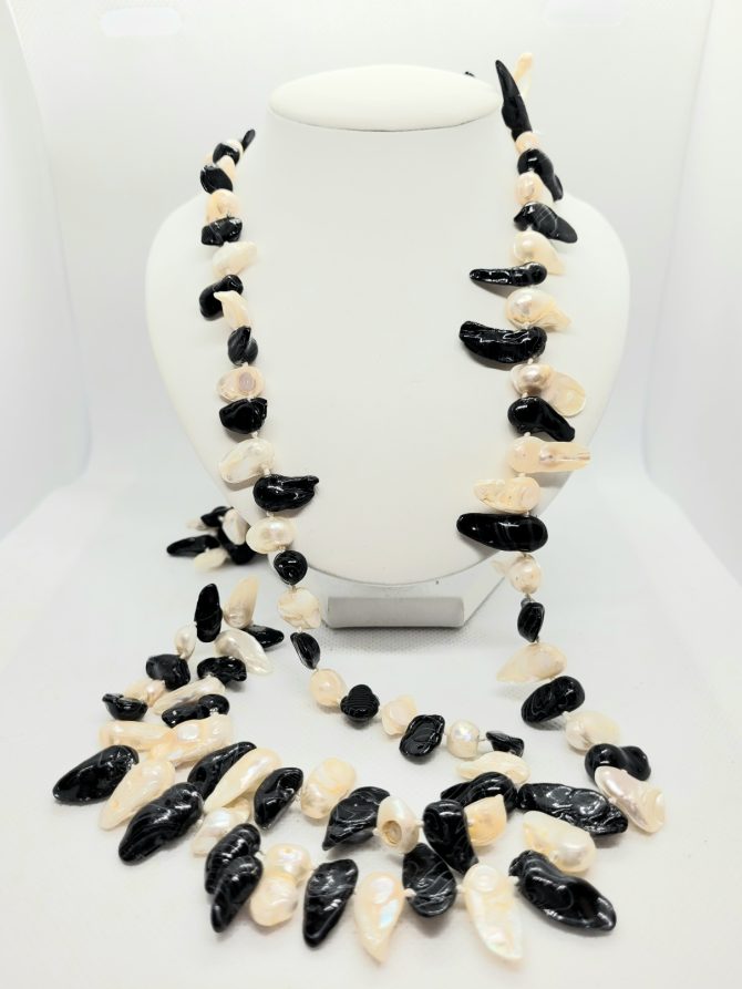 Black cream pearl necklace