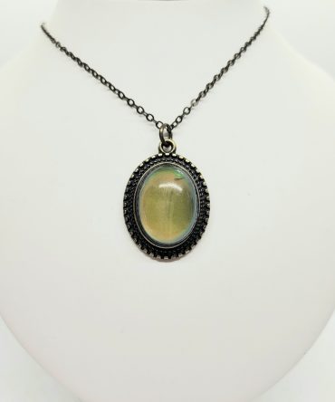 Oval pendant necklace