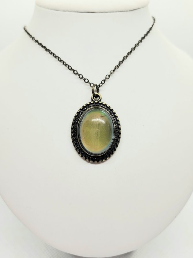 Oval pendant necklace
