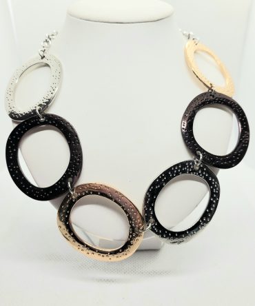 Metal loop necklace