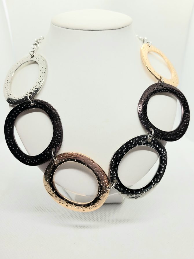 Metal loop necklace