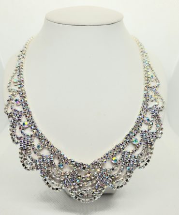 Decorative sparkle necklace