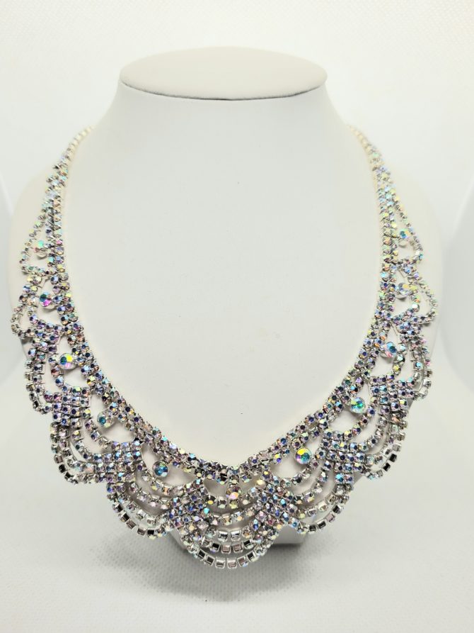 Decorative sparkle necklace