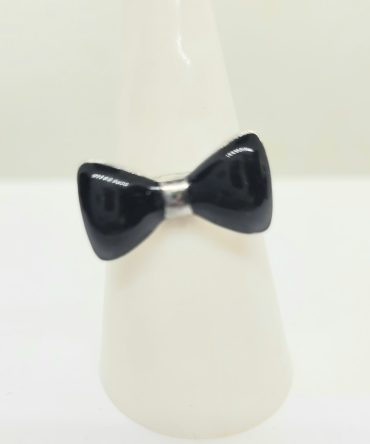 Black bow ring