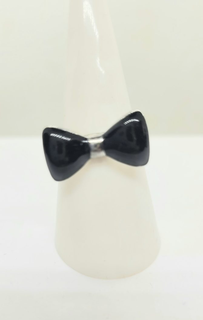 Black bow ring