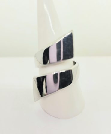 Crossover silver ring