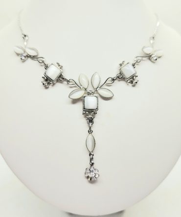 White leaf trail necklace