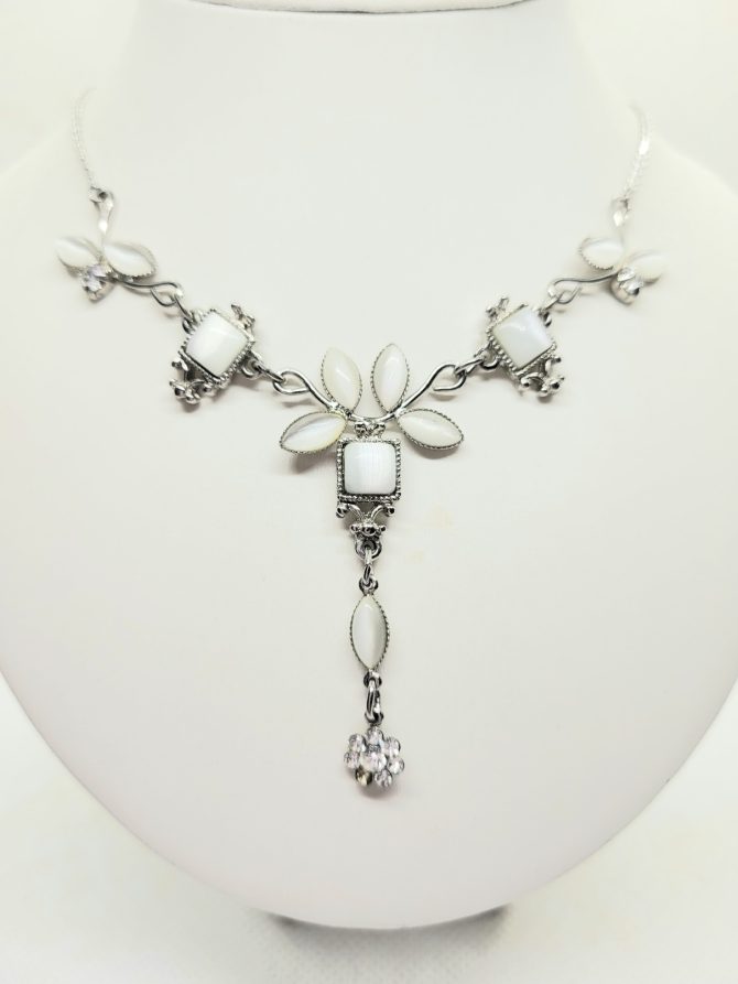 White leaf trail necklace